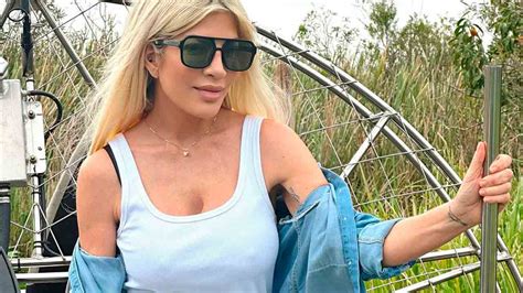 Tori Spelling Berpose Di Sebelah Buaya Raksasa Di Lokasi Syuting Namun