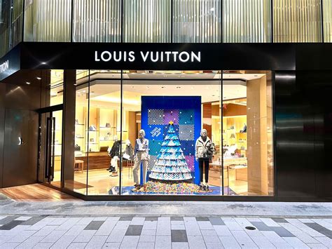 Louis Vuitton sassocie à LEGO pour ses vitrines de Noël