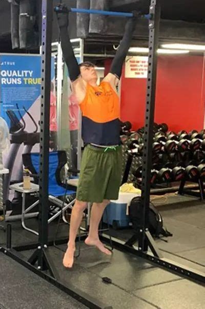 Австралиец установил мировой рекорд по количеству подтягиваний на ...