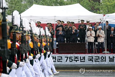 시가행진 관람하는 윤석열 대통령