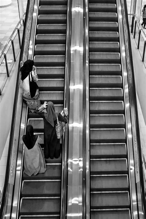 Foto Tres Mujeres En Las Escaleras Mecánicas Imagen Gris Gratis En