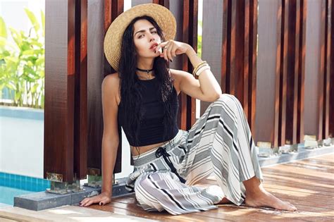 Free Photo Summer Outdoor Portrait Of Sensual Woman In Straw Hat