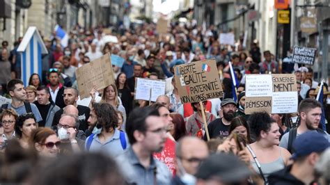 Manifestants Anti Pass Sanitaire Environ Personnes Ont D Fil