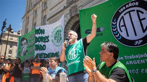 Aseguran que con Javier Milei el 10 de los trabajadores estatales cayó