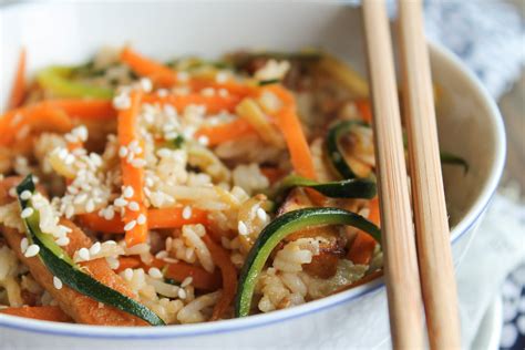 Riz frit aux légumes et au tofu vegan sans gluten aime mange