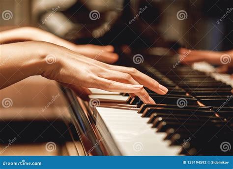 Musica Classica Favorita Vista Alta Vicina Delle Mani Femminili