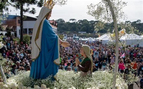 VEJA FOTOS Só temos a agradecer diz devota em romaria de Nossa