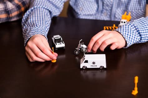 Niño jugando con coches de juguete Foto Premium