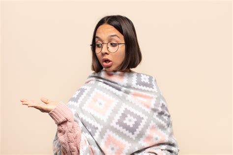 Mujer Latina Joven Que Parece Sorprendida Y Conmocionada Con La Mand Bula Ca Da Sosteniendo Un