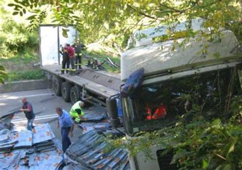 Autotreno Si Ribalta Sulla Gazzada Lozza Varesenews Foto