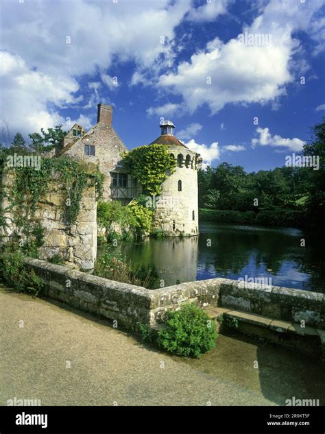 SCOTNEY OLD CASTLE GARDEN LAMBERHURST KENT ENGLAND UK Stock Photo - Alamy