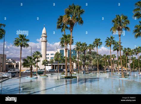 Princess Haya Kreisverkehr mit Brunnen und die Abu Dawood Moschee in ...