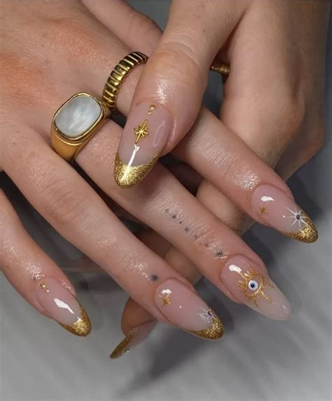 15 Stunning Gold Nail Inspo To Copy For Your Next Manicure Gold Nails