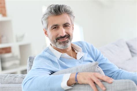 Homem De Anos Que Relaxa Em Casa Foto De Stock Imagem De Anos