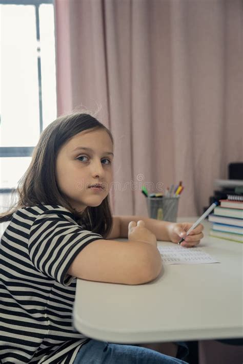 Una Colegiala Hace Sus Deberes En Casa El Concepto De Regreso A La Escuela Foto De Archivo