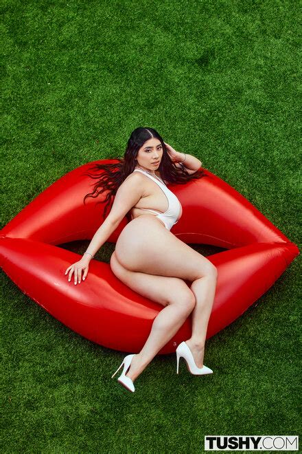 BELAS FOTOS Violet Myers Tushy X Porn Pic