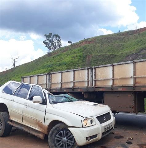 Jovem Morre Ap S Colidir Caminhonete Contra Traseira De Caminh O Na