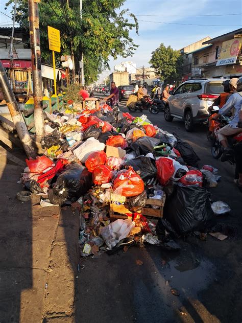 Selain Bau Busuk Warga Koja Keluhkan Kemacetan Akibat Tumpukan Sampah