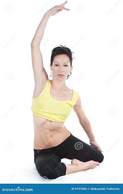 Mujer Joven Que Hace Ejercicio De La Yoga Foto De Archivo Imagen De