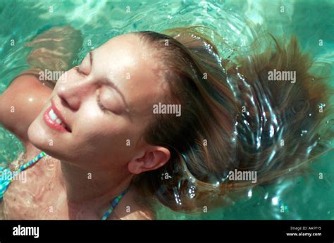 Fille ans bikini Banque de photographies et dimages à haute résolution Alamy