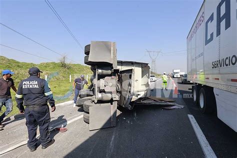 Volcadura de tráiler provoca afectaciones viales por más de cuatro horas