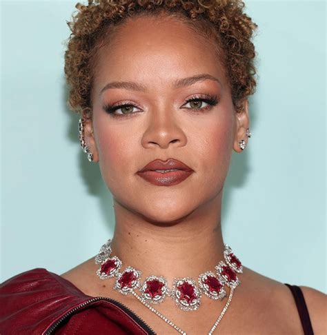 Rihanna Sells Over 1 Million Album Units This Year Becoming The Only