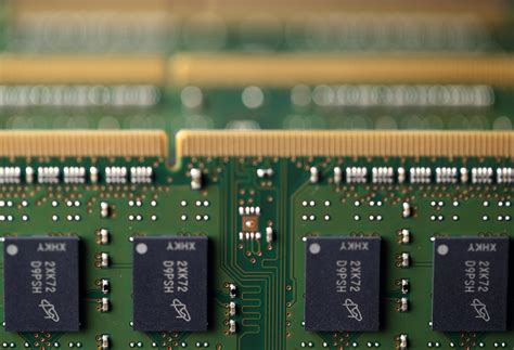 Micron Calms Fears of Memory Chip Downturn - WSJ