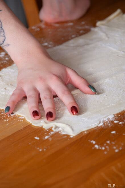 AMATEUR GIRL TheLifeErotic My Rolling Pin Lilly