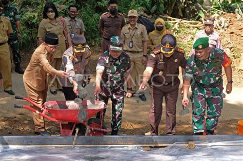 Tni Manunggal Membangun Desa Dedikasi Terbaik Membangun Nkri Antara Foto