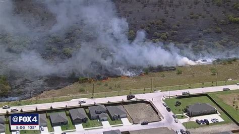 Denton County Fire Crews Battle Large Brush Fire Youtube