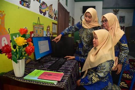 Wali Kota Eri Cahyadi Tebus Ijazah Pelajar SMA Sederajat Senilai Rp1 7