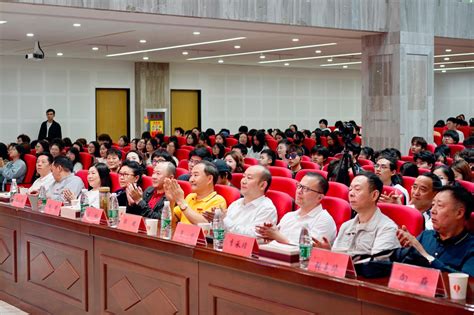 荆楚“红色文艺轻骑兵”专场演出走进武汉晴川学院 武汉晴川学院