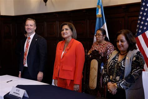 Vicepresidenta juramenta a jóvenes guatemaltecos que representarán al