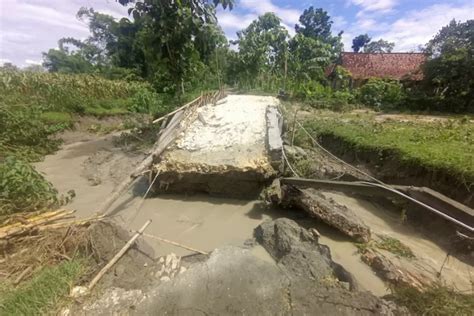 Jembatan Putus Diterjang Banjir 12 KK Di Desa Rejosari Grobogan