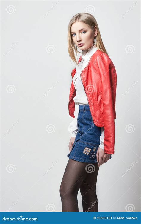Mooie Sexy Blonde Vrouw In Overhemd En Rok Meisje Met Perfecte Lichaam Stellende Status Mooie