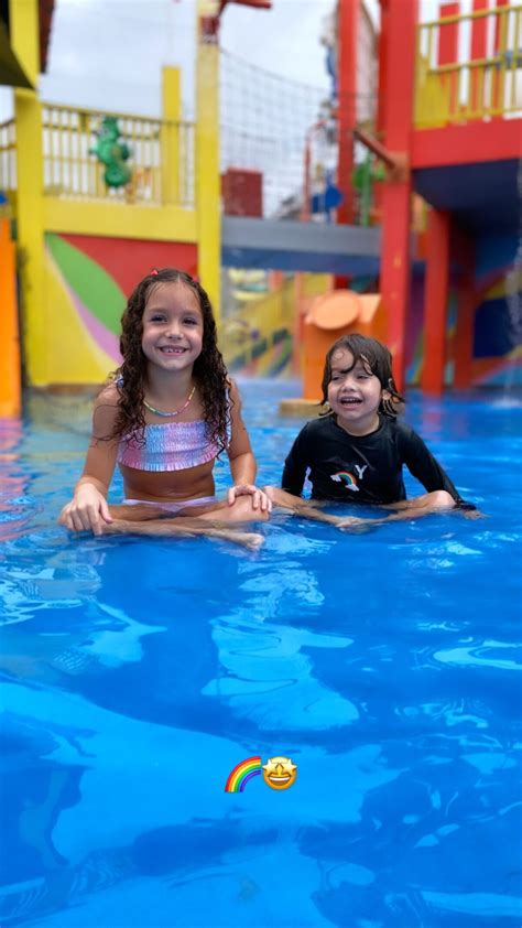 Foto Wesley Safadão e Thyane Dantas levam filhos em parque aquático