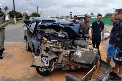 Motorista Fica Preso Nas Ferragens Ap S Colis O Ve Culo De Passeio Na