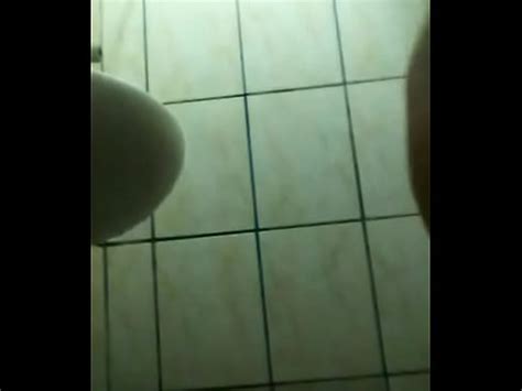 Raielle a estrenar en el baño XVIDEOS