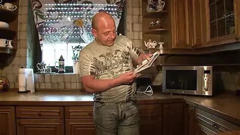 Mit ihrer feuchten Muschi zeigt sich diese brünette MILF deutscher Herkunft wie sie