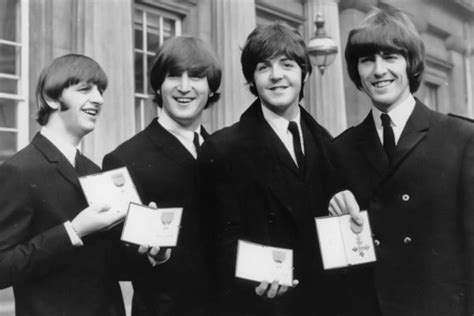 Un día como hoy los Beatles eran condecorados por la Reina LA NACION