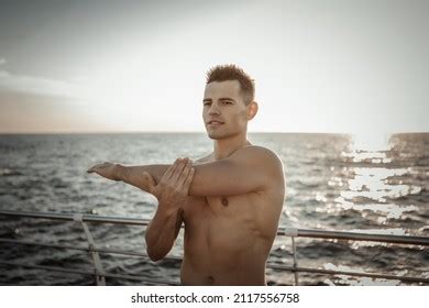 Imagens De Naked Man Running On The Beach Imagens Fotos Stock E