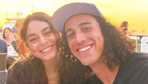 Vanessa Hudgens Es Feliz En Una Selfie Festiva Con Su Novio Cole