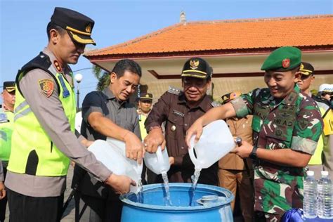 Polres Buleleng Musnahkan Ratusan Liter Miras Oplosan BALIPOST