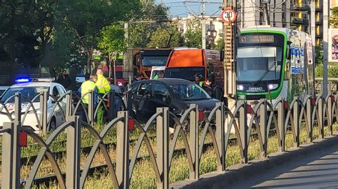 B Foto Accident Pe Linia Unde Un Ofer A Rupt Gardul De Pe