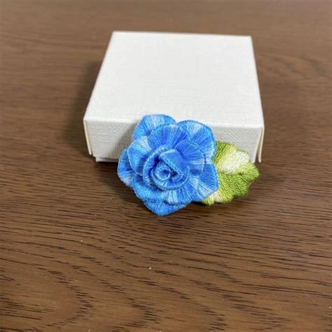 刺繍ブローチミニ 薔薇ブローチミニ 立体ブローチミニ メルカリ