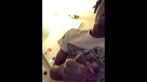 浴室里的角质决定捣毁一个坚果 Pornhub Gay