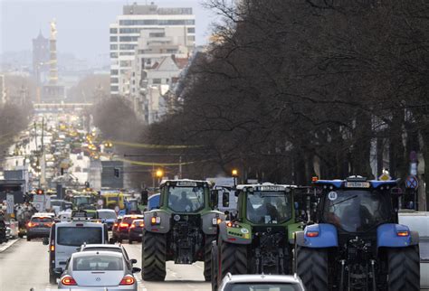 Columns Of Tractors Block Berlin At Peak In Farmers Protests Daily Sabah