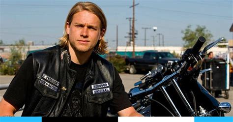 Cinq Ans Apr S La Fin De Sons Of Anarchy Charlie Hunnam Prend La T Te