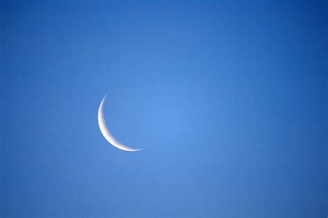 Croissant de lune dans le ciel bleu Photo stock libre - Public Domain ...