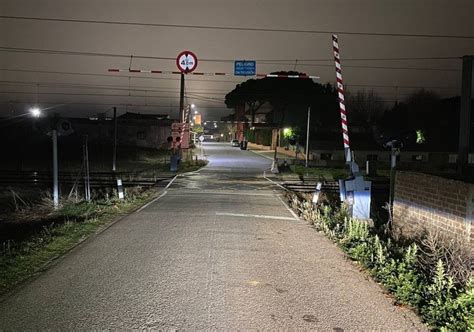 El último paso a nivel que cruza el Alvia a Madrid se resiste el